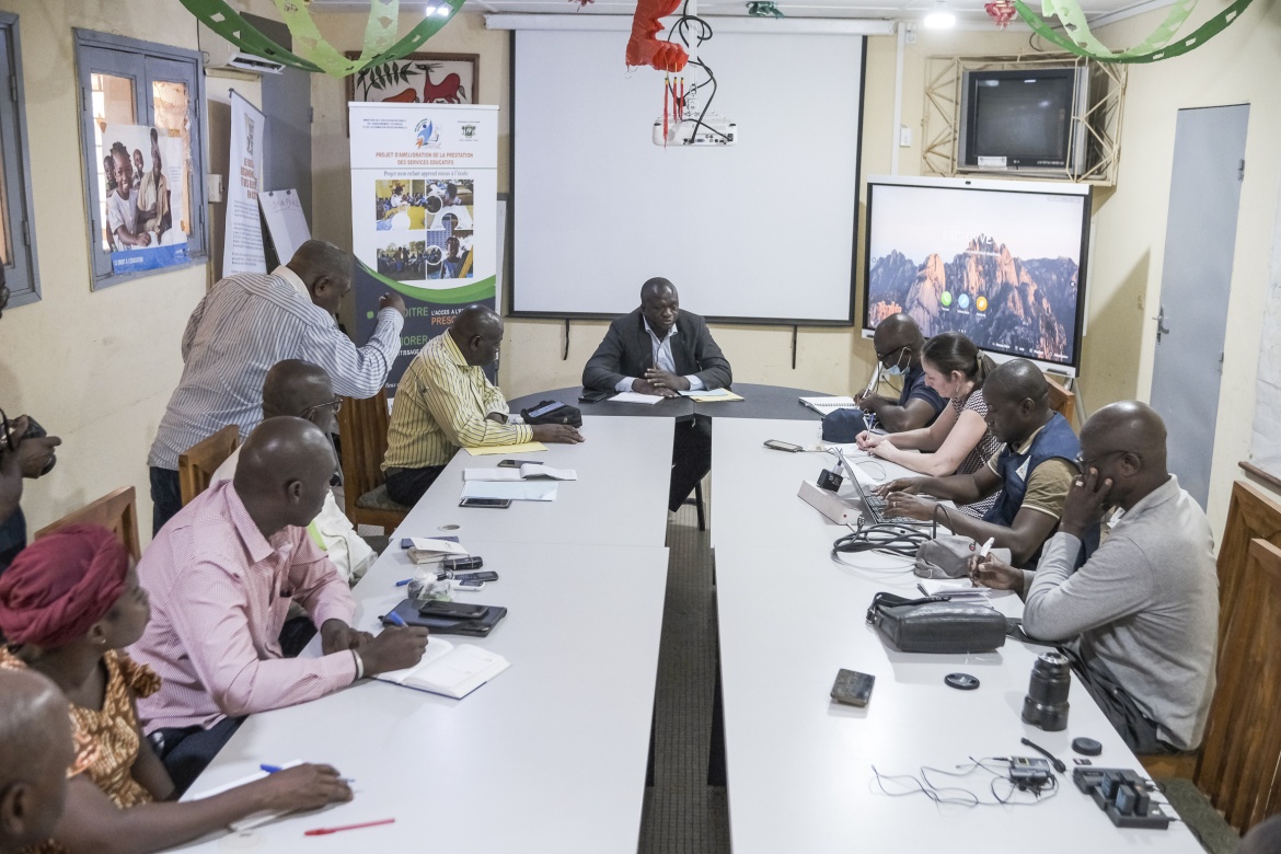 Meeting with academic advisors, school inspectors and representatives of the project, led by the Regional Director of National Education in Korhogo. Meeting with academic advisors, school inspectors and representatives of the project, led by the Regional Director of National Education in Korhogo.